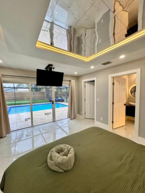 Tropical Luxury Retreat - Your Private Paradise - West Palm Beach - 6 Rooms - 8 Beds - EV - 4 min Turnpike - 7 min WPB Airport
